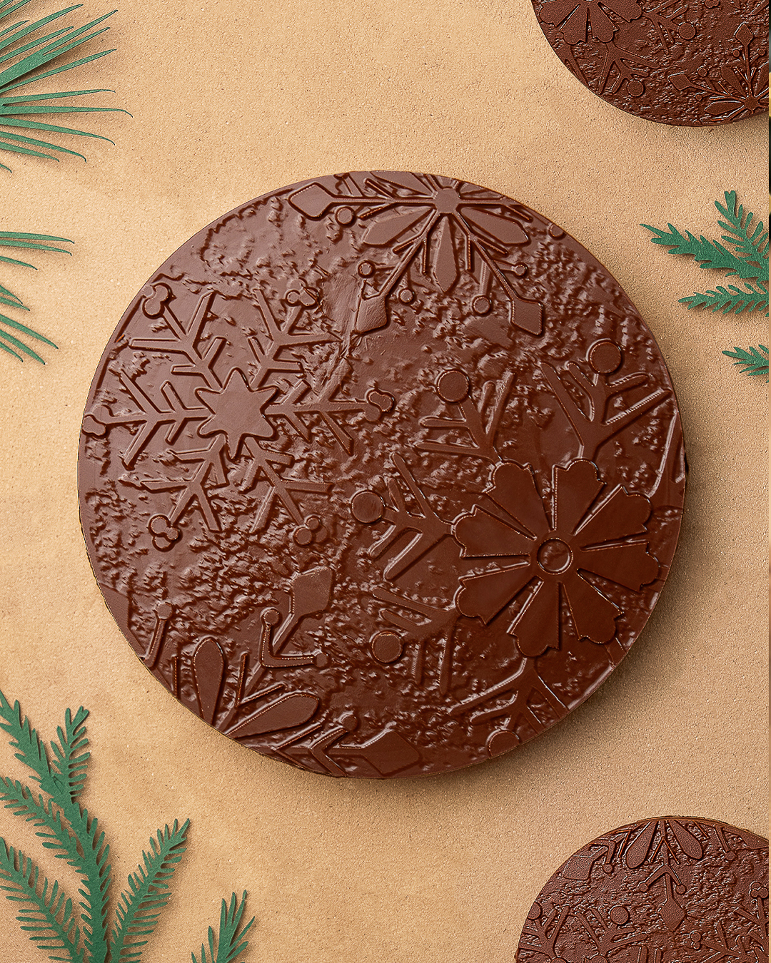 Médaillon flocon au chocolat au lait en taille 2, composé d’une guimauve vanille, d’un confit d’abricot et d’un praliné noisette. Une création signé Julien Dechenaud Chocolatier à Paris.