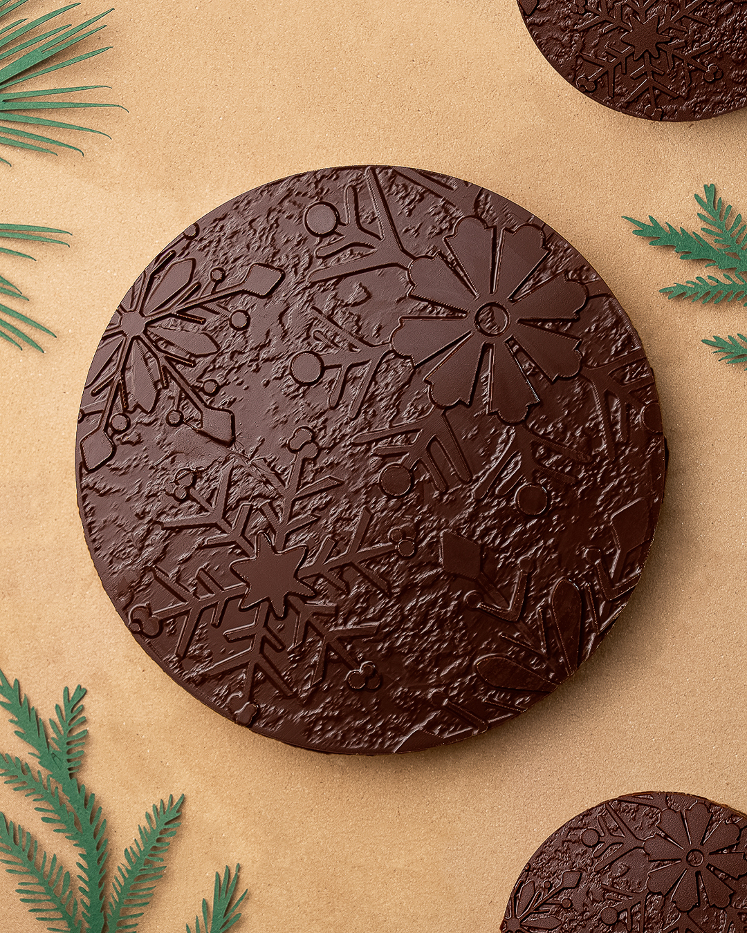 Médaillon flocon au chocolat noir en taille 2, composé d’une guimauve vanille, d’un confit d’abricot et d’un praliné noisette. Une création signé Julien Dechenaud Chocolatier à Paris.