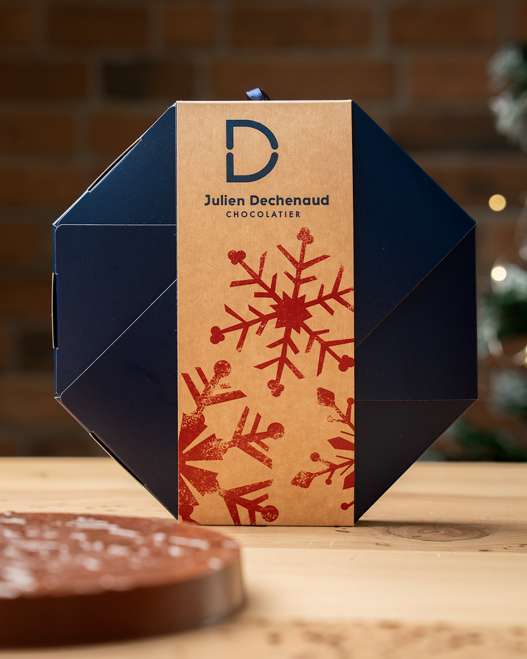 Packaging du médaillon flocon dans une version chocolat noir ou chocolat au lait par Julien Dechenaud.