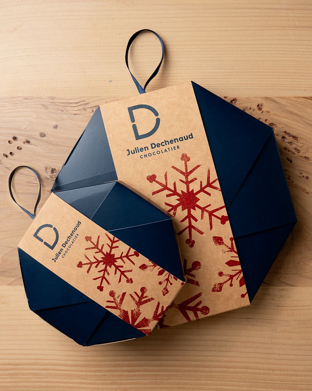 Packaging du médaillon flocon dans une version chocolat noir ou chocolat au lait par Julien Dechenaud.