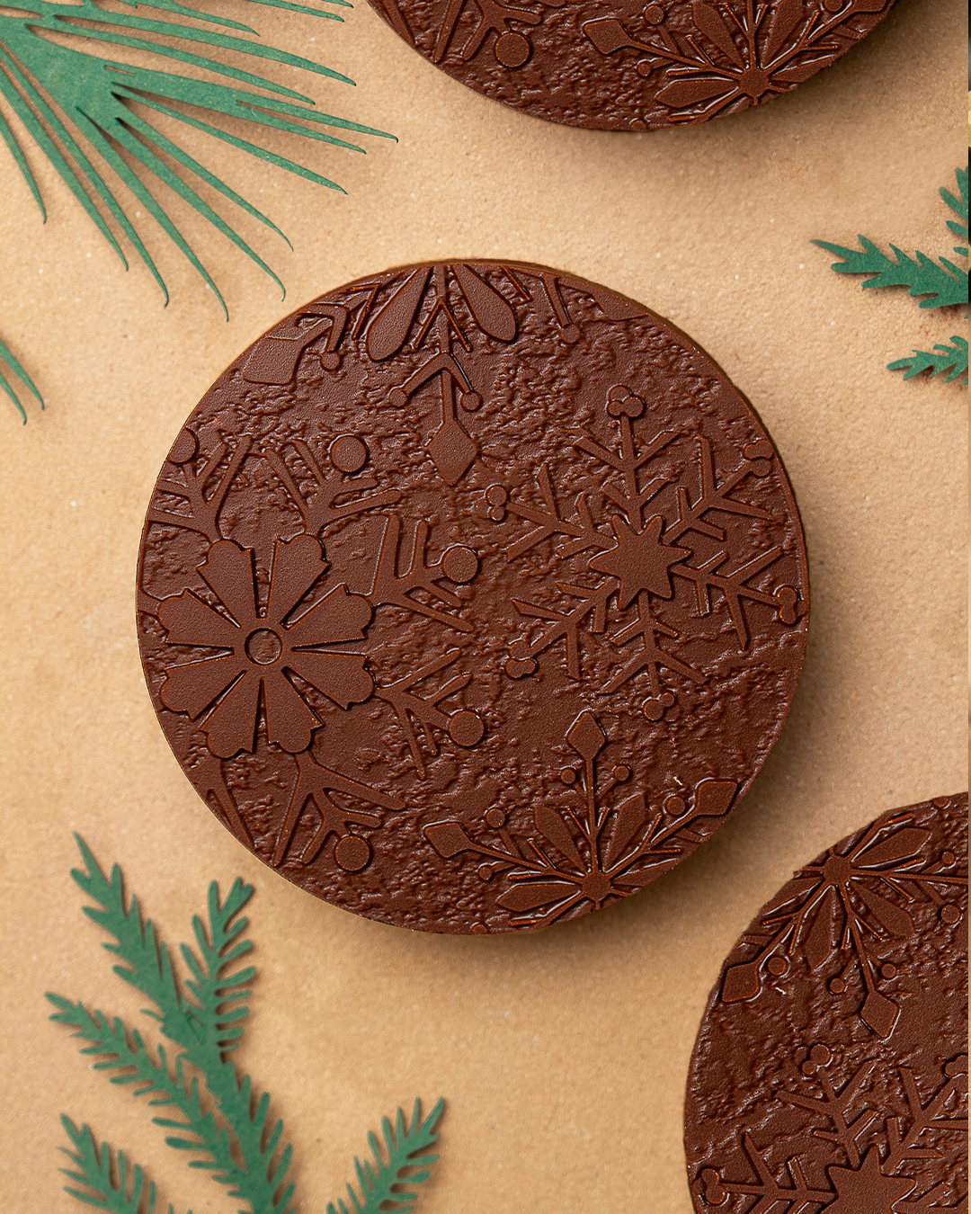 Médaillon flocon au chocolat au lait en taille 1, composé d’une guimauve vanille, d’un confit d’abricot et d’un praliné noisette. Une création signé Julien Dechenaud Chocolatier à Paris.