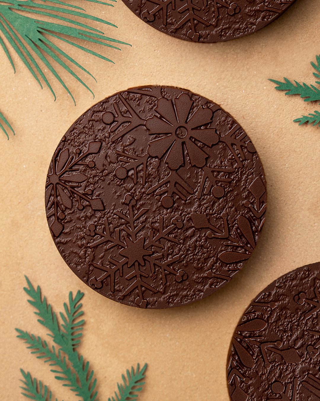 Médaillon flocon au chocolat noir en taille 1, composé d’une guimauve vanille, d’un confit d’abricot et d’un praliné noisette. Une création signé Julien Dechenaud Chocolatier à Paris.