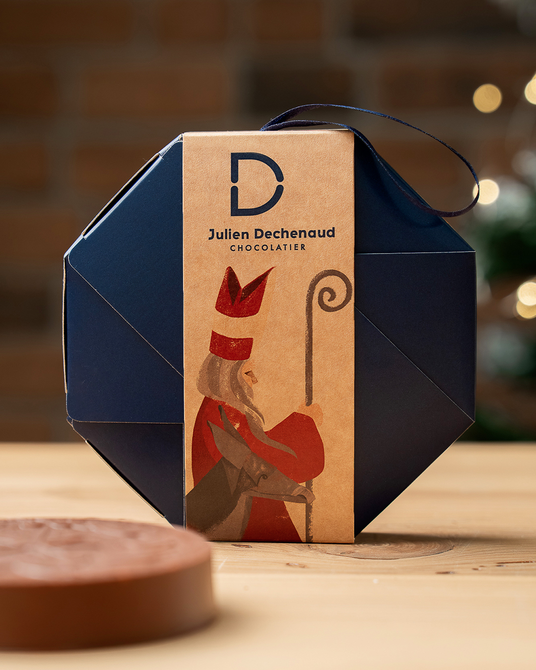 Palet St Nicolas au chocolat noir ou au lait dévoile un cœur ganache vin Chaud et praliné amande. Collection de Noël 2025 par Julien Dechenaud Chocolatier à Paris.
