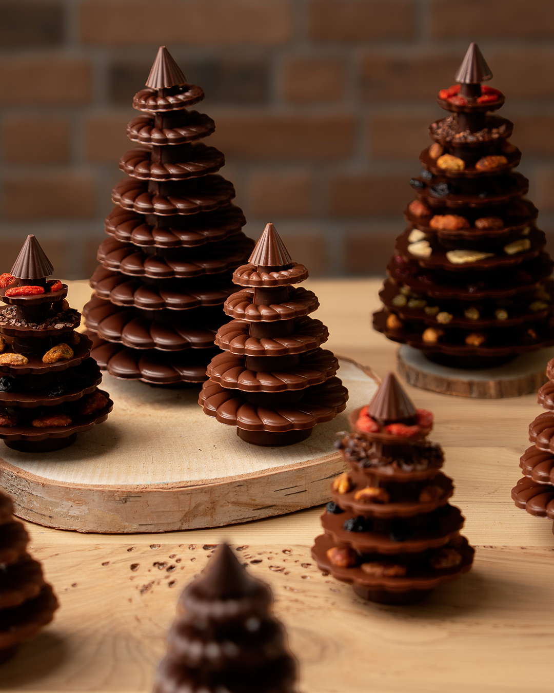 Sapin mendiant chocolat noir et chocolat au lait avec des éclats d'amandes, noisettes, pistachez fruits séchés. Une création de Noël par Julien Dechenaud Chocolatier.