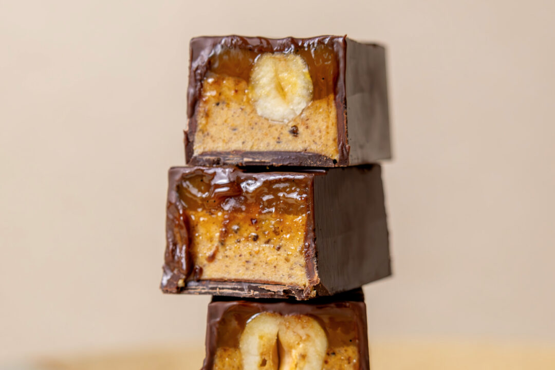 Barre noisette, praliné, caramel et noisettes entières par Julien Dechenaud Chocolatier