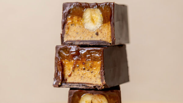 Barre noisette, praliné, caramel et noisettes entières par Julien Dechenaud Chocolatier