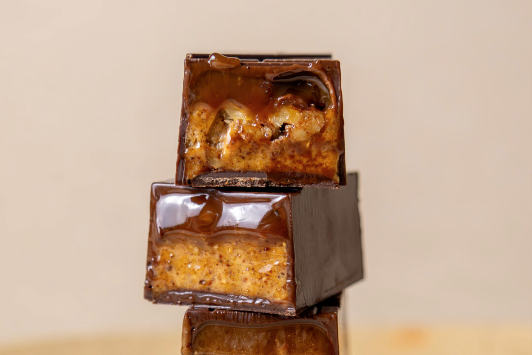 Découpe de la barre café pécan par Julien Dechenaud Chocolatier