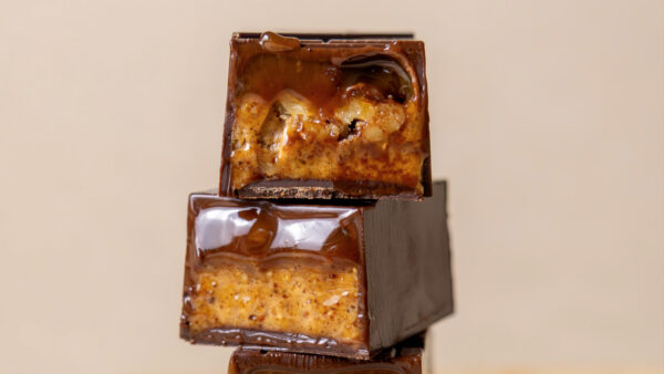Découpe de la barre café pécan par Julien Dechenaud Chocolatier