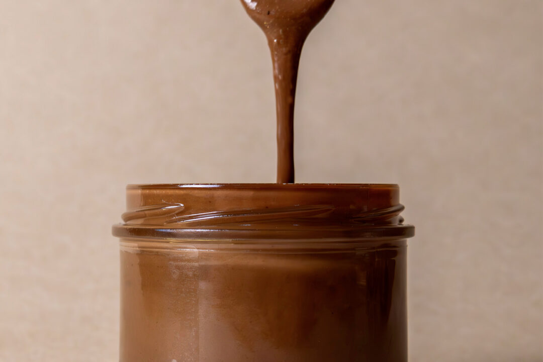 pâte à tartiner 100% noisette du Lot-Et-Garonne qui tombe dans le pot Julien Dechenaud