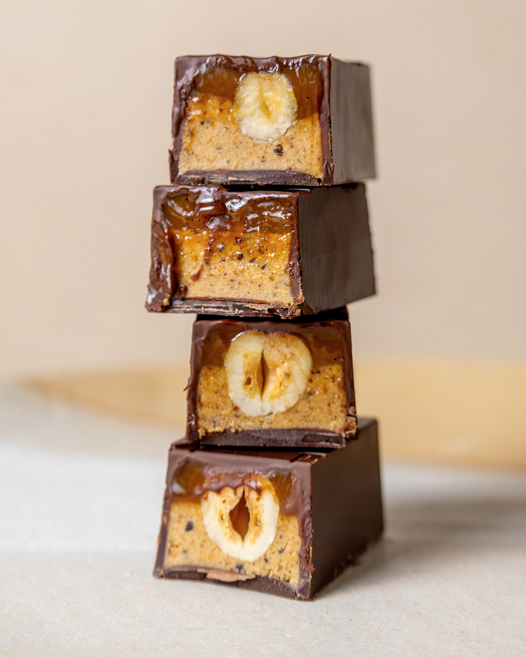 Barre à la noisette et noisettes concassées au chocolat par le chef Julien Dechenaud Chocolatier torréfacteur.