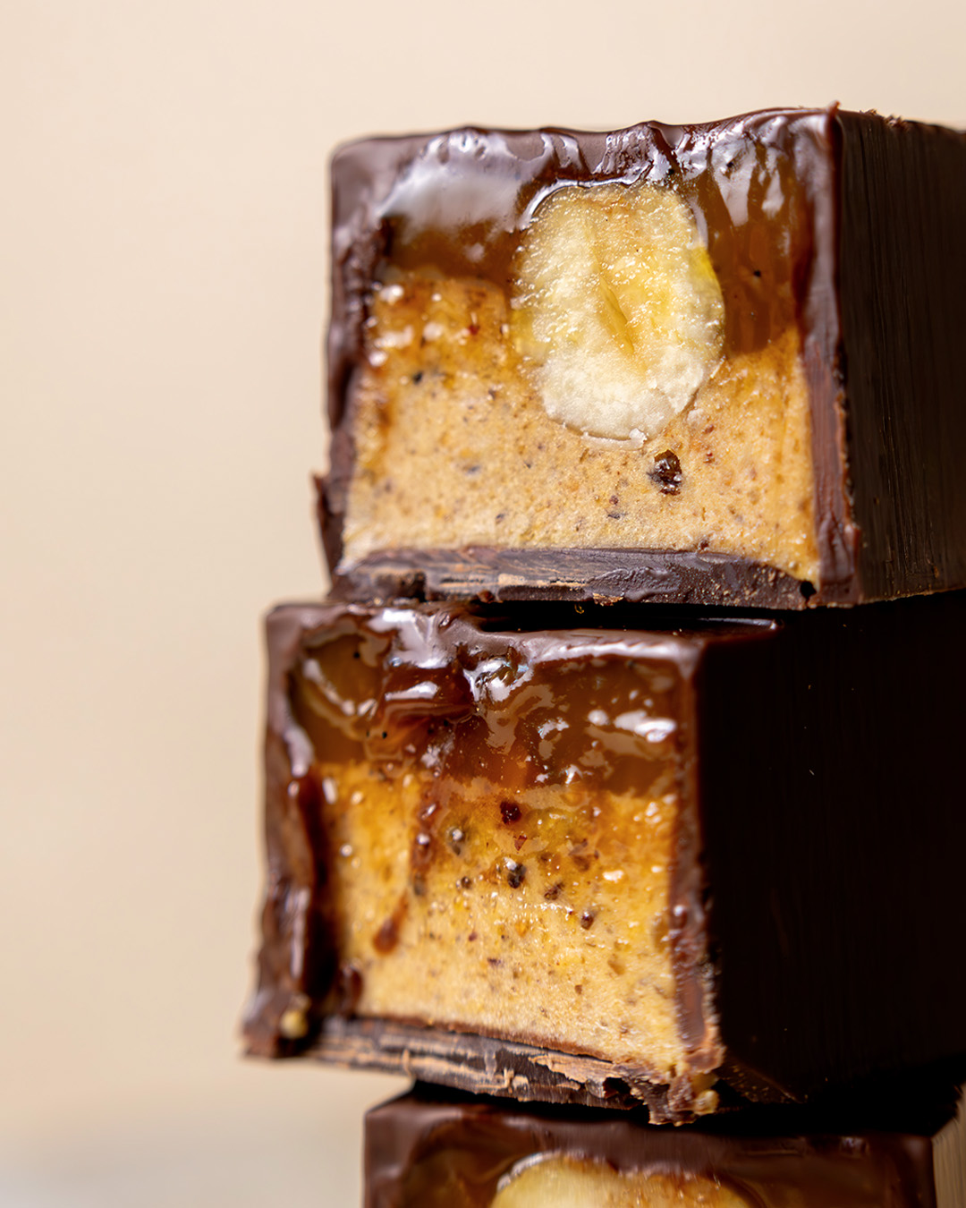 Crop barre noisette au chocolat noir et noisettes concassées du chef Julien Dechenaud artisan chocolatier à Paris et Vincennes.