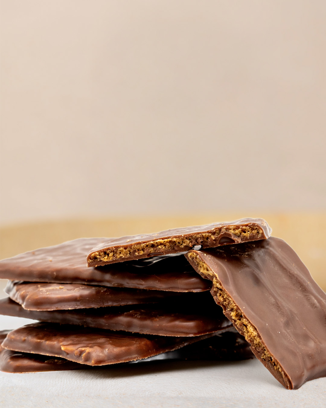 Retrouvez dans notre sachet de craquants aux amandes : de fins éclats d'amandes enrobés de chocolat au lait. Une création du chef Julien Dechenaud chocolatier à Paris et Vincennes