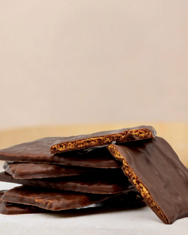 Retrouvez dans notre sachet de craquants aux amandes : de fins éclats d'amandes enrobés de chocolat noir 70% Cameroun Une création du chef Julien Dechenaud chocolatier à Paris et Vincennes