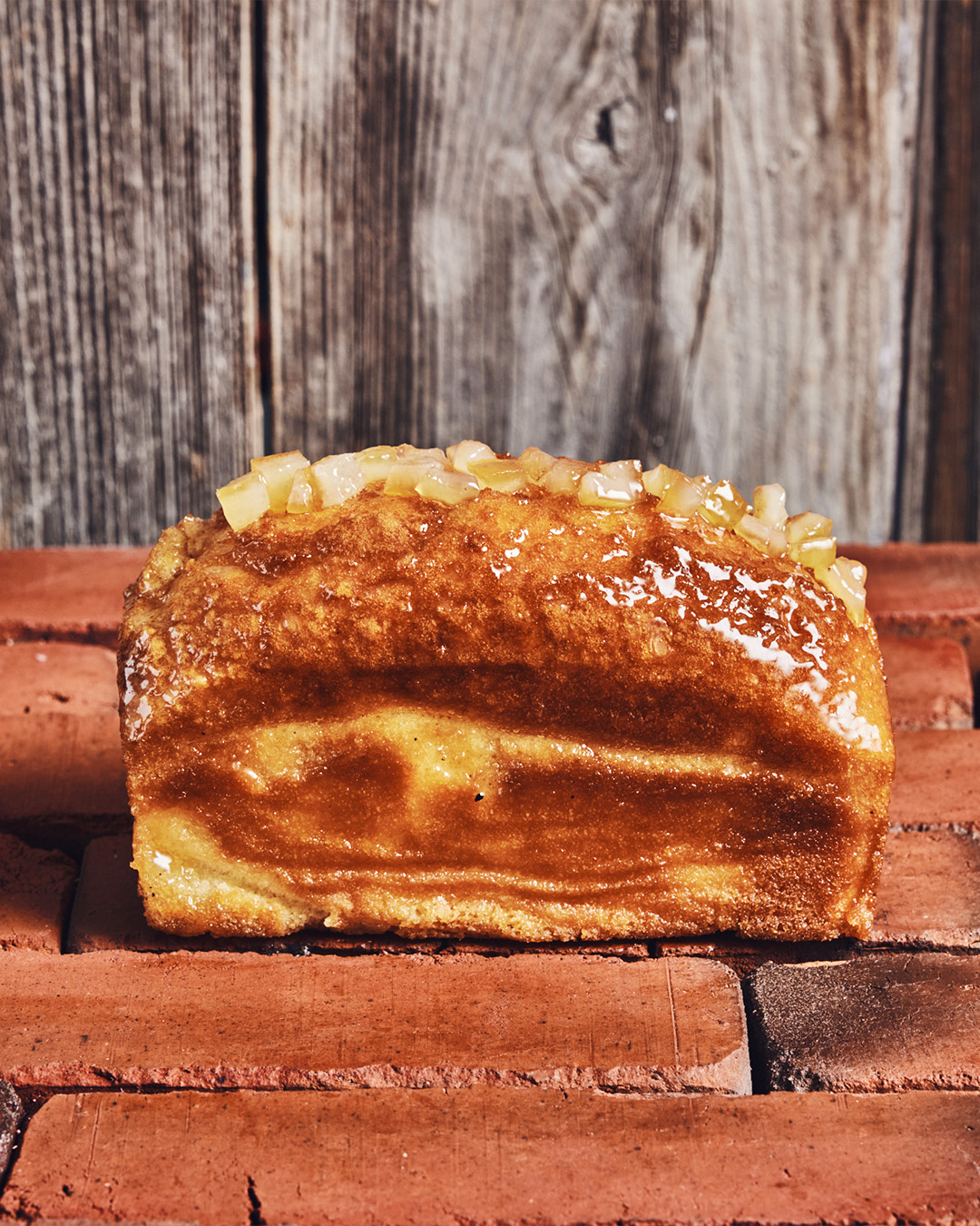 Cake citron et morceaux de citron confit sur le dessus.