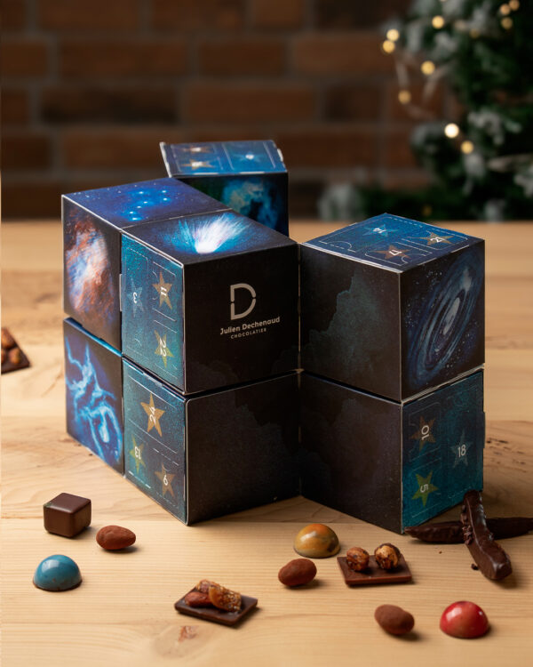 Calendrier de l'Avent 2025 par Julien Dechenaud. Un calendrier de l'Avent qui renferme 24 surprises chocolatées, 1 étoile = 1 surprises.