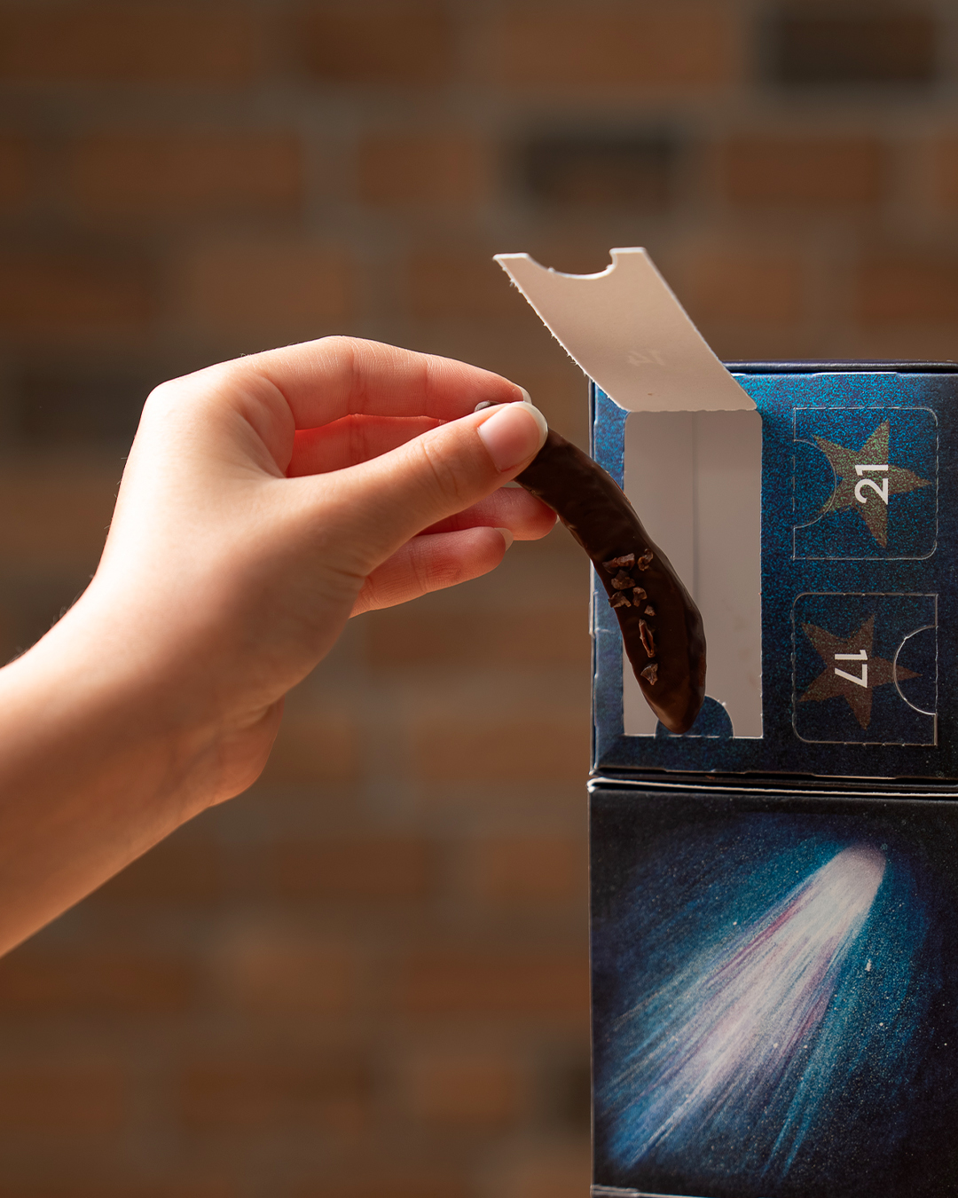 Précommandez le calendrier de l'Avent Julien Dechenaud. Un calendrier de l'Avent en forme de cube à l'infini qui renferme 24 surprises chocolatées.