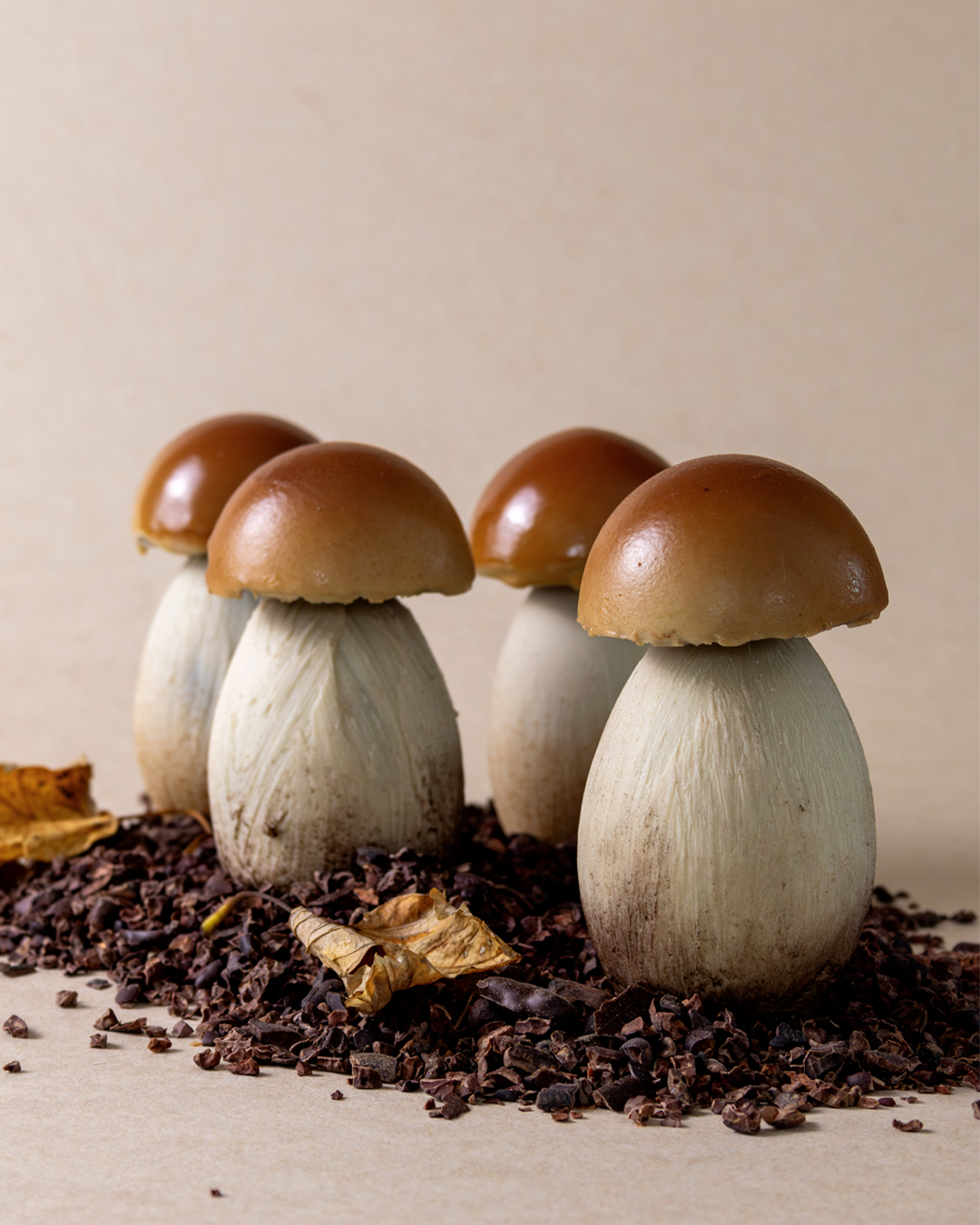 Que serait Halloween 2025 sans ses champignons venimeusement délicieux et croquants au chocolat noir avec un praliné noisette et des noisettes entières…