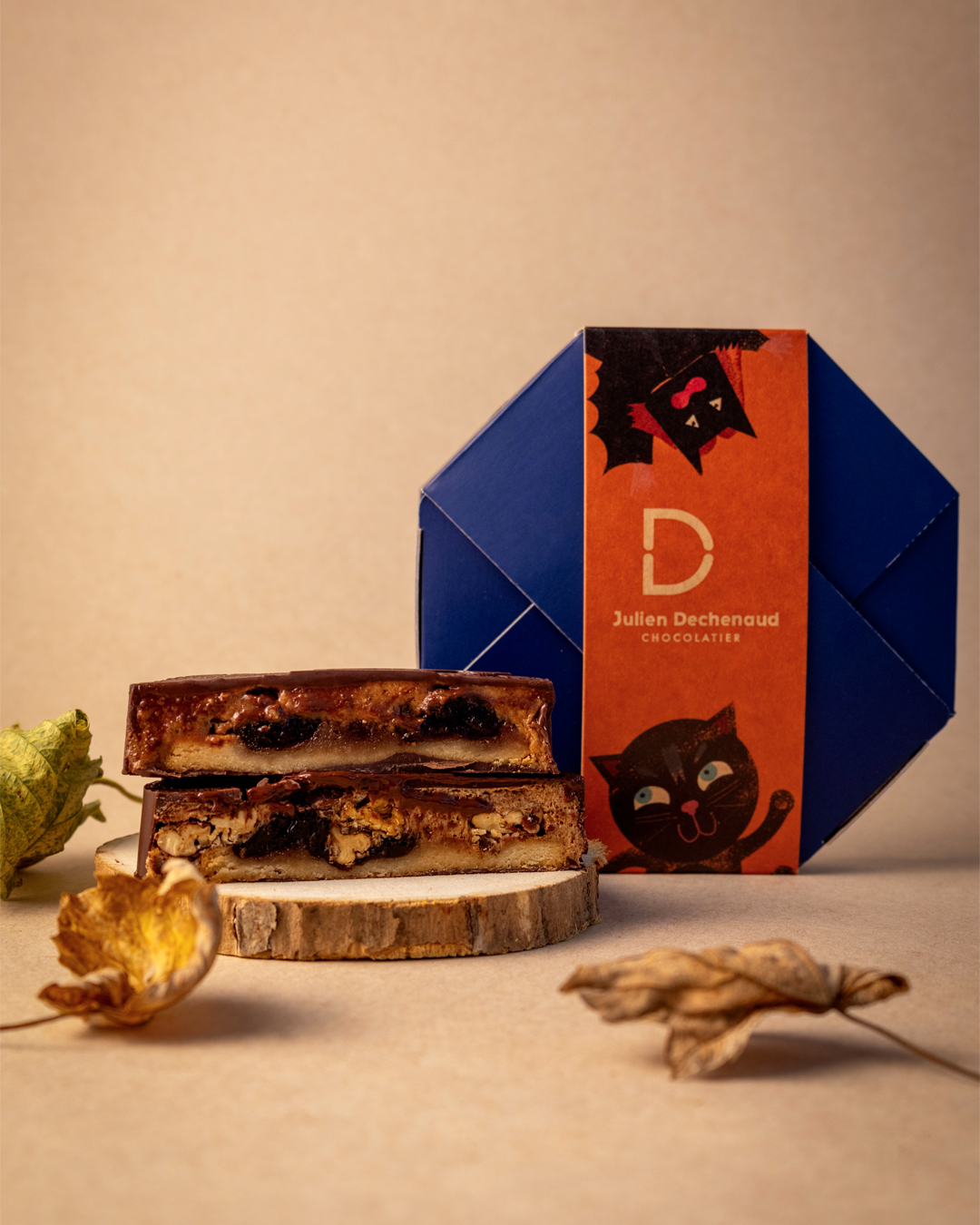 Palet chauve souris au chocolat noir ou chocolat au lait, disque pate d’amande, cerise confite, praliné amande et noix caramélisé. Une création halloween imaginée par le chef Julien Dechenaud chocolatier.