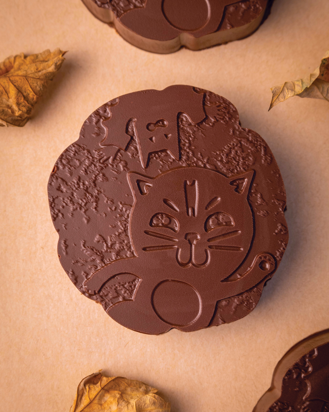 Palet chauve souris au chocolat noir, disque pate d’amande, cerise confite, praliné amande et noix caramélisé. Une création halloween imaginée par le chef Julien Dechenaud chocolatier.