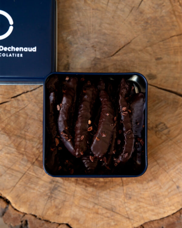 Boite métallique de fines tranches de citron d'Amafi, enrobées deux fois de chocolat noir 70% Cameroun. Accordez vous une pause gourmande et acidulée.