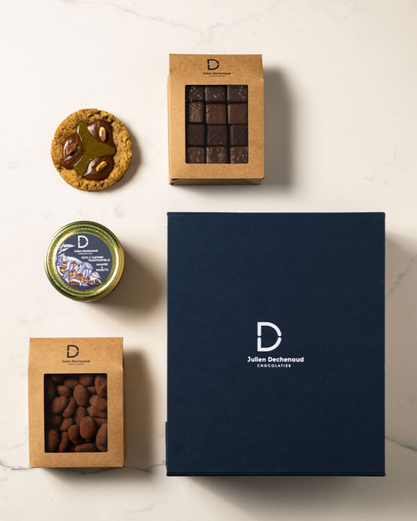 Coffret cadeaux sachet praliné, sachet dragées amandes, pâte à tartiner et un cookie.