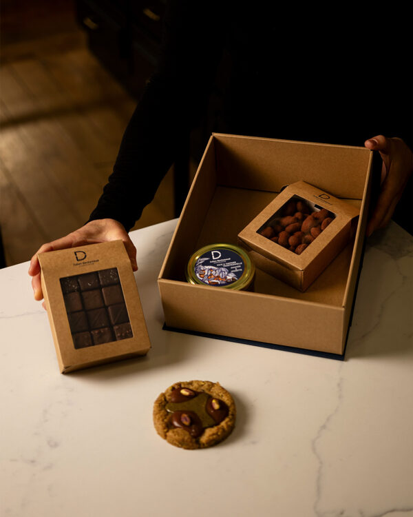 Sachet praliné, sachet dragées amandes, pâte à tartiner et un cookie, dans le coffret cadeau taille 1 par Julien Dechenaud chocolatier.