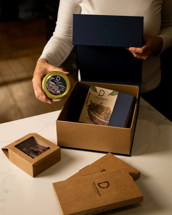 Assortiment gourmand pour se faire plaisir ou à offrir dans un coffret cadeaux taille 2 par Julien Dechenaud artisan chocolatier Paris.