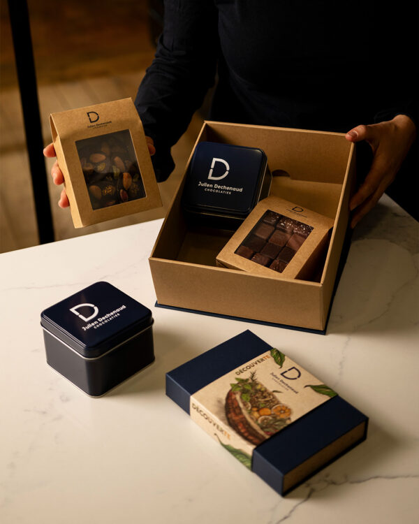 Assortiment gourmand pour se faire plaisir ou à offrir dans un coffret cadeaux taille 3 par Julien Dechenaud artisan chocolatier Paris.