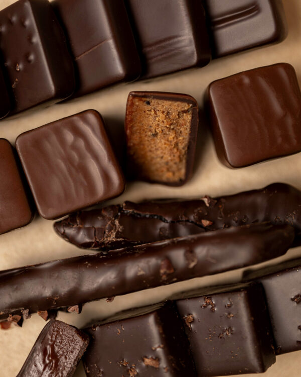 Crop sur la boite découverte T1 de 15 bonbons de chocolats : ganaches pures origines, ganaches parfumées, pralinés et citronettes composent cet assortiment, un coffret signé Julien Dechenaud chocolatier torréfacteur à Paris.