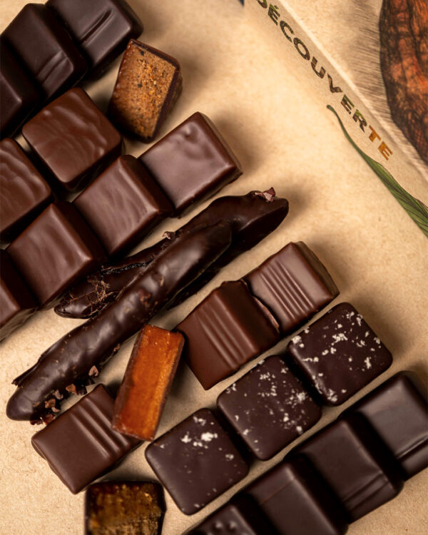 Crop de la boite découverte de 28 chocolats : ganaches pures origines, ganaches parfumées, pralinés et citronettes composent cet assortiment, un coffret signé Julien Dechenaud chocolatier torréfacteur à Paris.