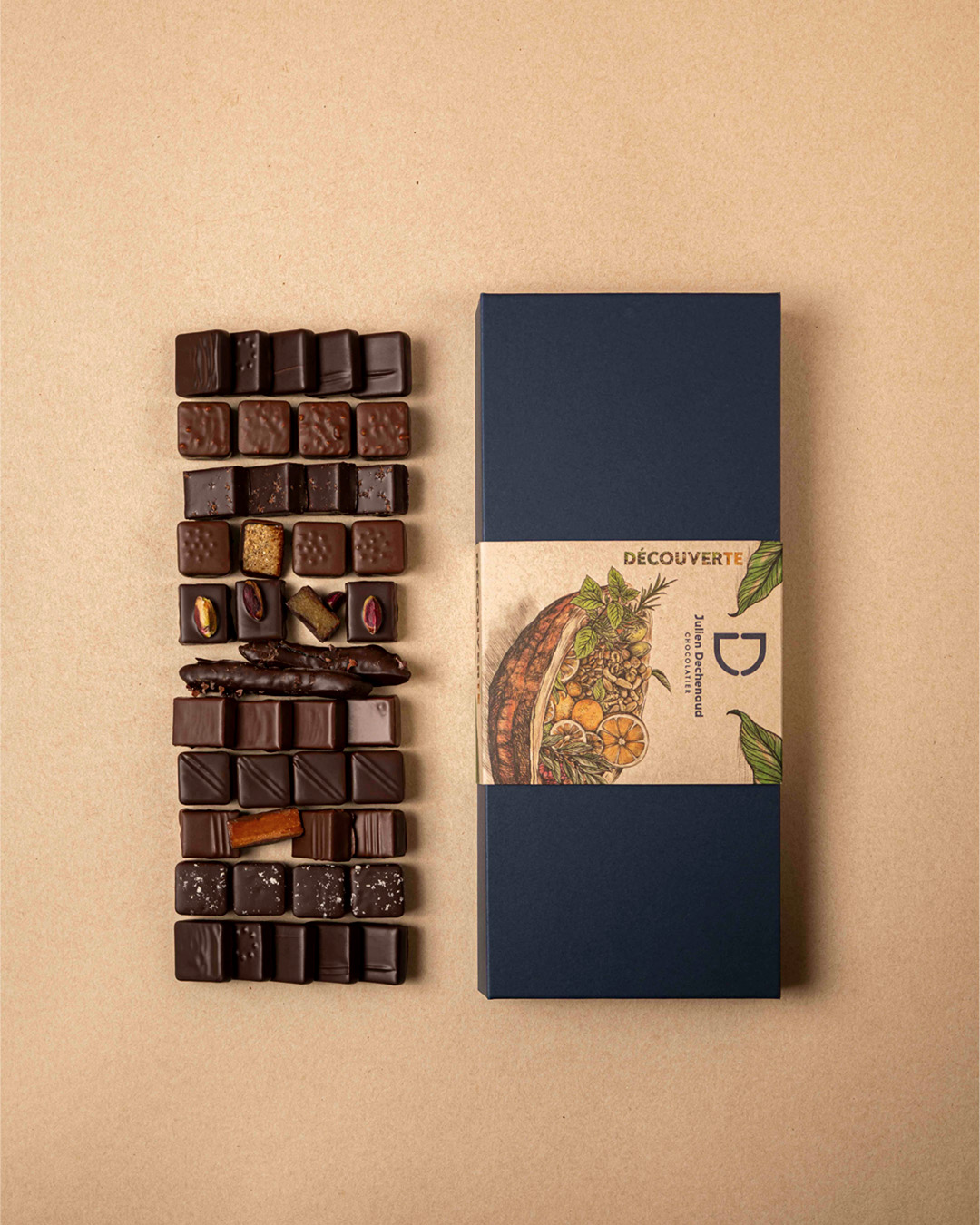 Boite découverte de 44 chocolats : ganaches pures origines, ganaches parfumées, pralinés amande, noisette et citronettes composent cet assortiment, un coffret signé Julien Dechenaud chocolatier torréfacteur à Paris.