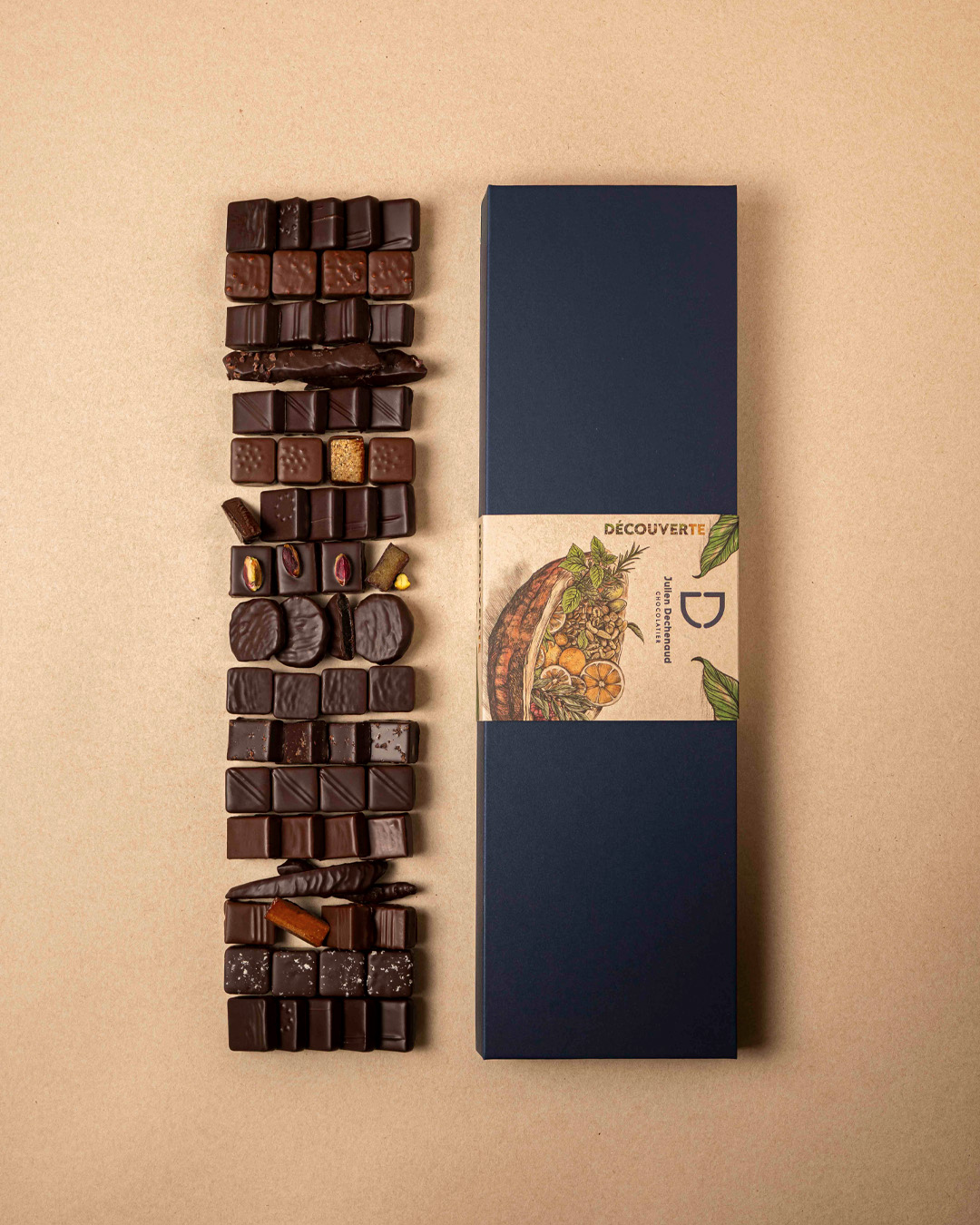 Boite découverte de 67 chocolats : ganaches pures origines, ganaches parfumées, pralinés, citronettes, orangettes et gingembrettes composent cet assortiment, un coffret signé Julien Dechenaud chocolatier torréfacteur à Paris.
