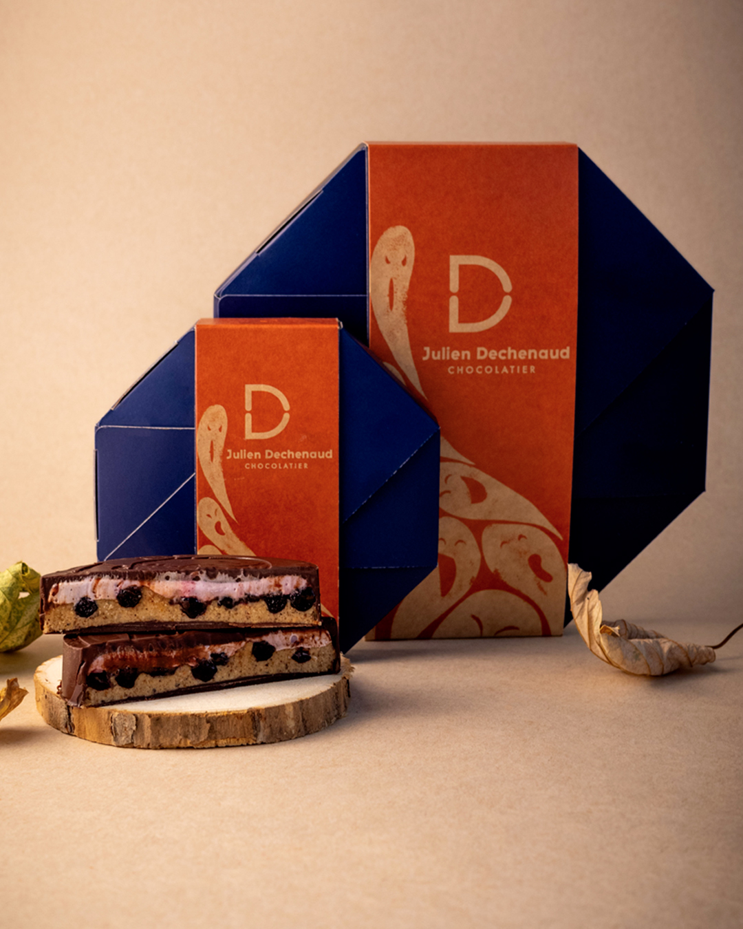 Palet au chocolat noir ou chocolat au lait, guimauve, myrtille et praliné amande disponible en petit et grand format. Une création halloween imaginée par le chef Julien Dechenaud chocolatier.