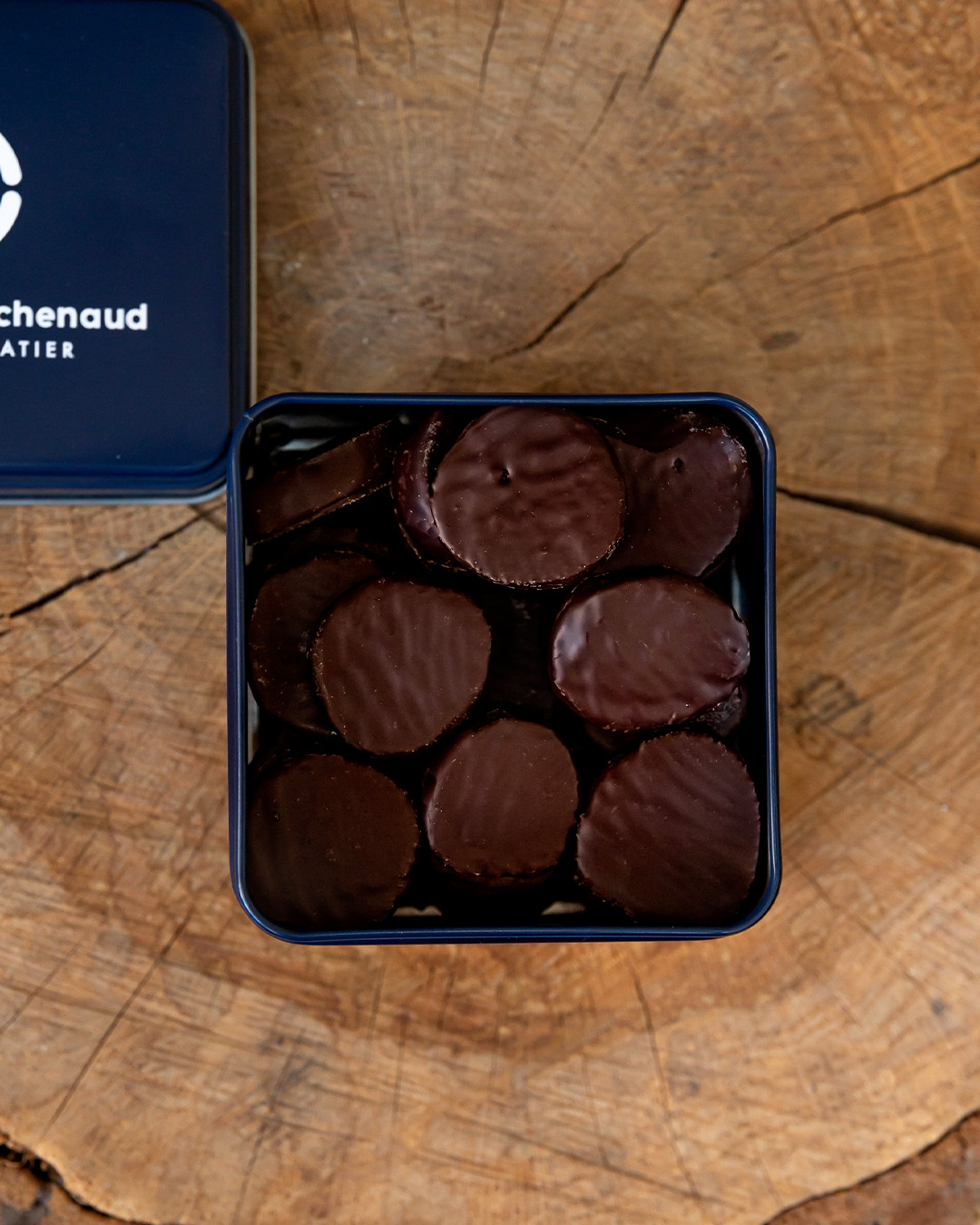 Boite métallique de fines lamelles de gingembre confit, enrobées d’un chocolat noir 70 % pure origine Cameroun. Une création signée Julien Dechenaud chocolatier torréfacteur à Paris et Vincennes.