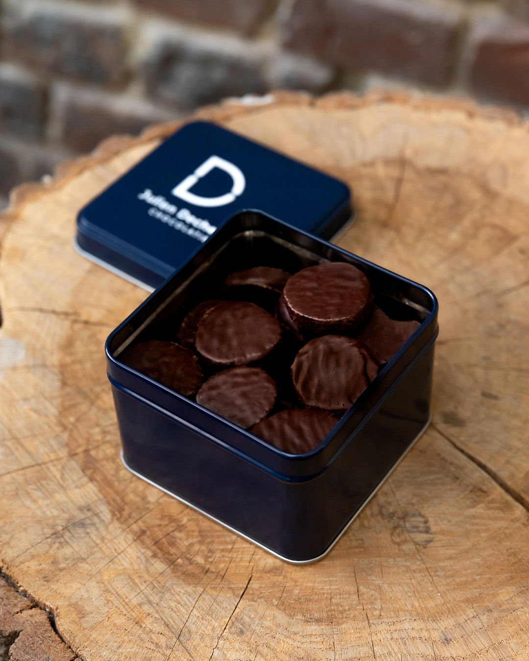 Boite métallique de fines lamelles de gingembre confit, enrobées d’un chocolat noir 70 % pure origine Cameroun. Une création signée Julien Dechenaud chocolatier torréfacteur à Paris et Vincennes.