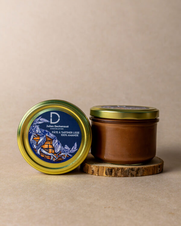 Découvrez notre pâte à tartiner au praliné 100% amande dans un pot de 250g. Une pâte à tartiner hautement savoureuse du chef Julien Dechenaud artisan chocolatier.