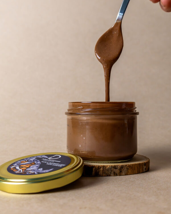 Découvrez notre pâte à tartiner au praliné 100% amande dans un pot de 250g. Une pâte à tartiner lisse et hautement savoureuse du chef Julien Dechenaud artisan chocolatier.