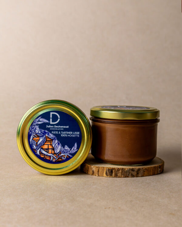 Découvrez notre pâte à tartiner au praliné 100% noisette dans un pot de 250g. Une pâte à tartiner lisse et hautement savoureuse du chef Julien Dechenaud artisan chocolatier.