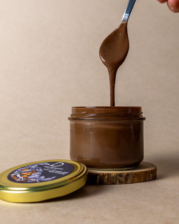 Découvrez notre pâte à tartiner au praliné 100% noisette dans un pot de 250g. Une pâte à tartiner lisse et hautement savoureuse du chef Julien Dechenaud artisan chocolatier.