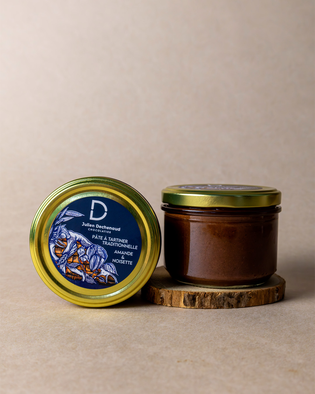 Découvrez notre pâte à tartiner traditionnelle au praliné amande, noisette et chocolat, dans sa version petit format de 250g. Une pâte à tartiner gourmande et terriblement régressive du chef Julien Dechenaud artisan chocolatier.