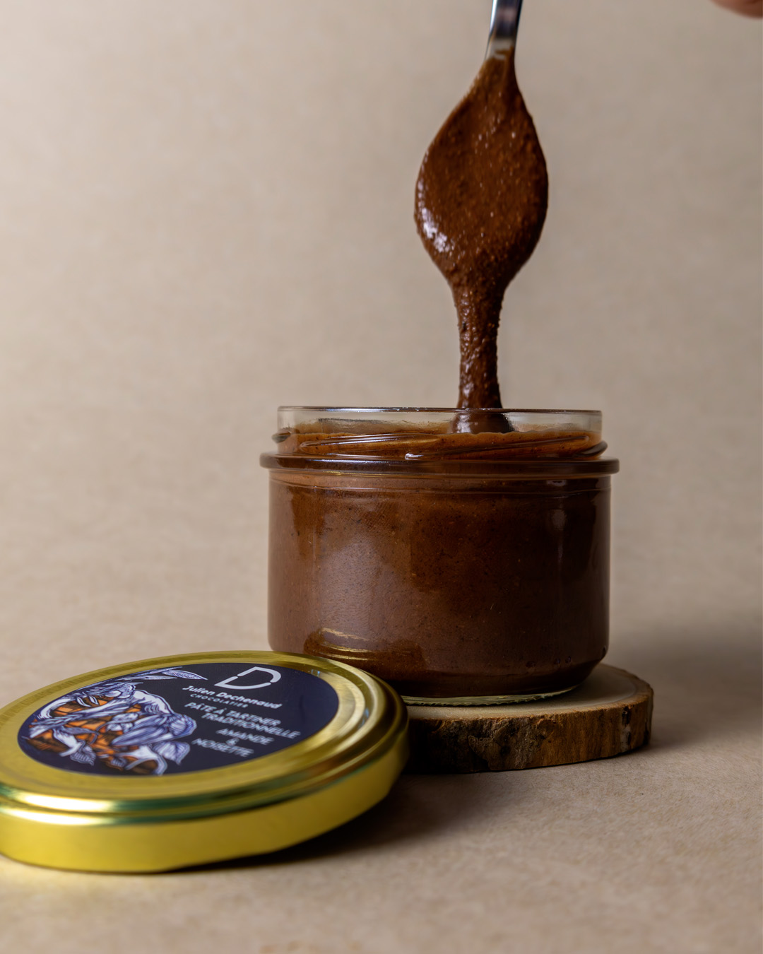 Découvrez notre pâte à tartiner traditionnelle au praliné amande, noisette et chocolat, dans sa version petit format. Une pâte à tartiner gourmande et terriblement régressive du chef Julien Dechenaud artisan chocolatier.