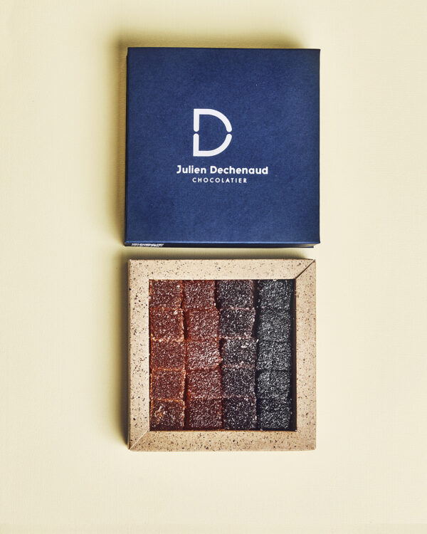 Boite de 20 pâtes de fruit myrtille, fraise des bois, abricot, ananas... Un coffret intense et hautement savoureux du chef Julien Dechenaud chocolatier à Paris et Vincennes.