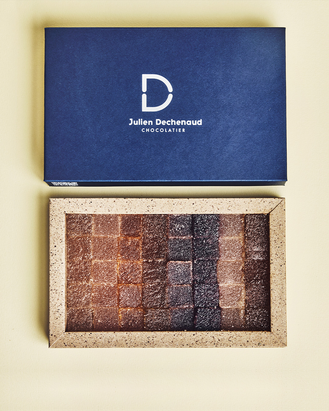 Boite de 40 pâtes de fruit myrtille, fraise des bois, abricot, ananas... Un coffret intense et hautement savoureux du chef Julien Dechenaud chocolatier à Paris et Vincennes.