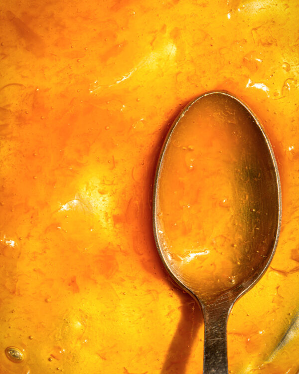 Focus sur la confiture à l'abricot, une texture lisse et onctueuse pour les amoureux d'agrumes.