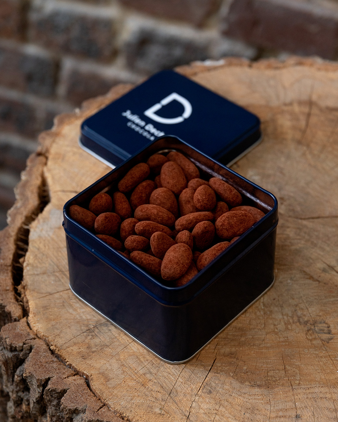 Boite métallique de dragées amande, fabriquée à partir d'amandes de Provence, enrobées de praliné amande et poudre de cacao. Cet écrin met en valeur toute l'excellence et le travail artisanat du chef Julien Dechenaud.