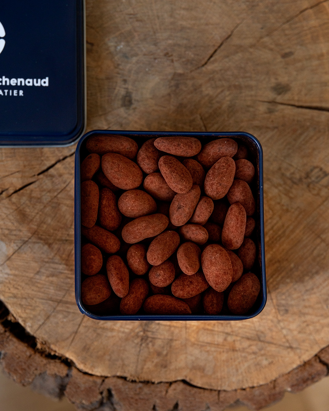 Boite métallique de dragées amande, fabriquée à partir d'amandes de Provence, enrobées de praliné amande et poudre de cacao. Cet écrin met en valeur toute l'excellence et le travail artisanat du chef Julien Dechenaud.