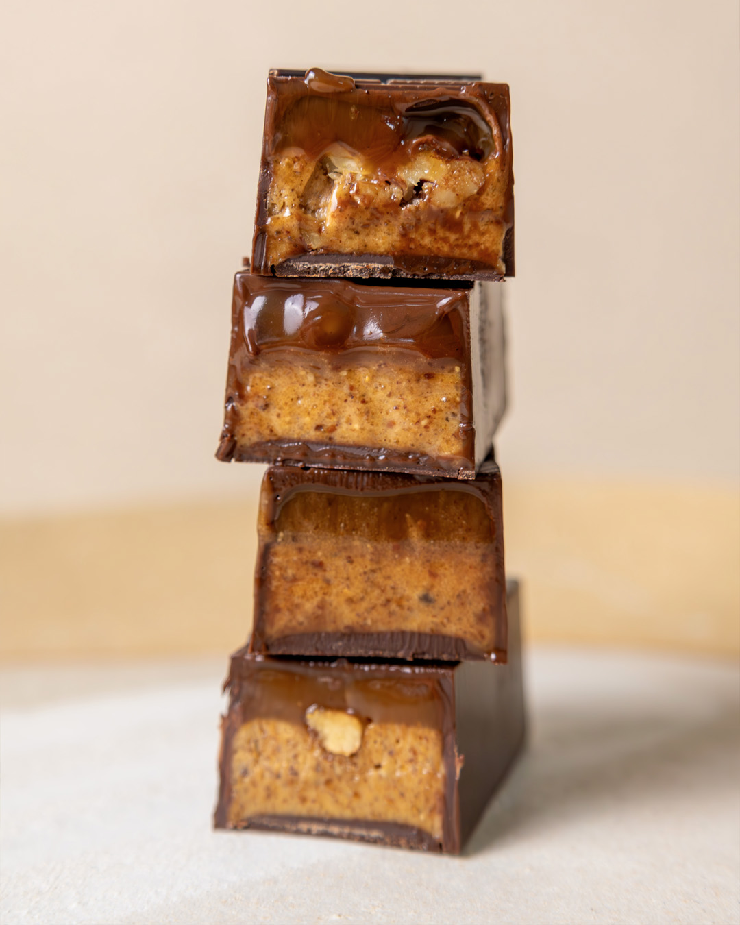 Coupe de la barre cacahuète au chocolat au lait et morceaux de cacahuètes concassées du chef Julien Dechenaud artisan chocolatier à Paris et Vincennes.