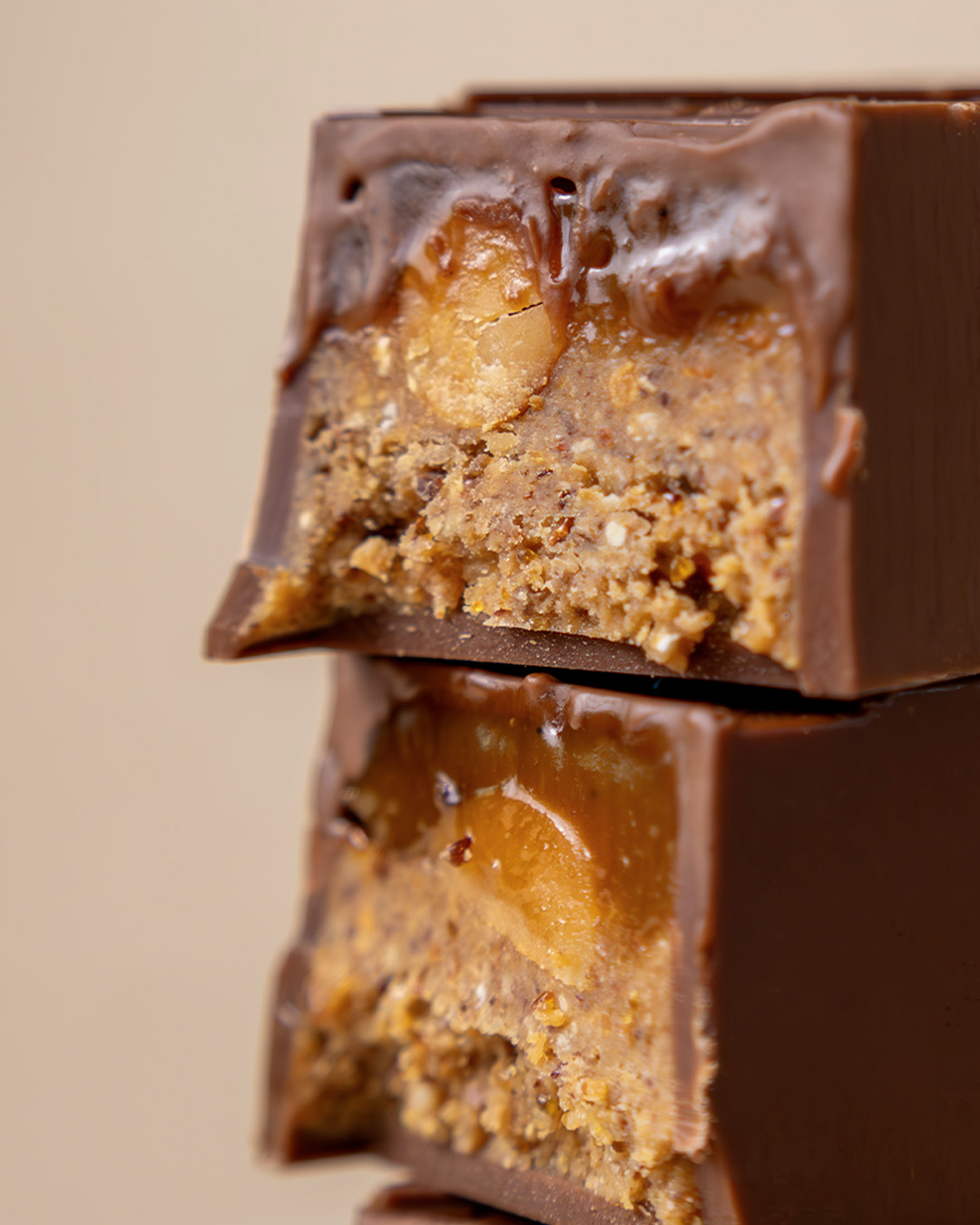 Crop de la barre cacahuète au chocolat au lait coupé en quatre morceaux avec des cacahuètes concassées du chef Julien Dechenaud artisan chocolatier à Paris et Vincennes.