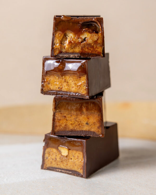 Barre café pécan au chocolat noir 70% cameroun coupé en quatre morceaux du chef Julien Dechenaud artisan chocolatier à Paris et Vincennes.