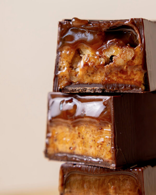 Coupe barre café pécan au chocolat noir 70% cameroun du chef Julien Dechenaud artisan chocolatier à Paris et Vincennes.